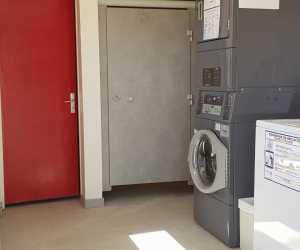 machines à laver dans le bloc laverie du complexe touristique La Chêneraie 46